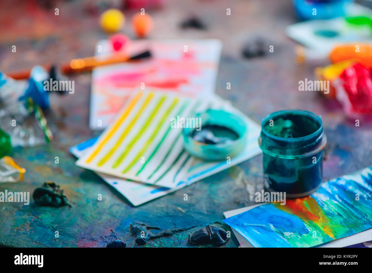 Strumenti di artista in occupazione creativa del concetto. Spazzole, acquarello e campioni di vernici. Luogo di lavoro artistico. Foto Stock