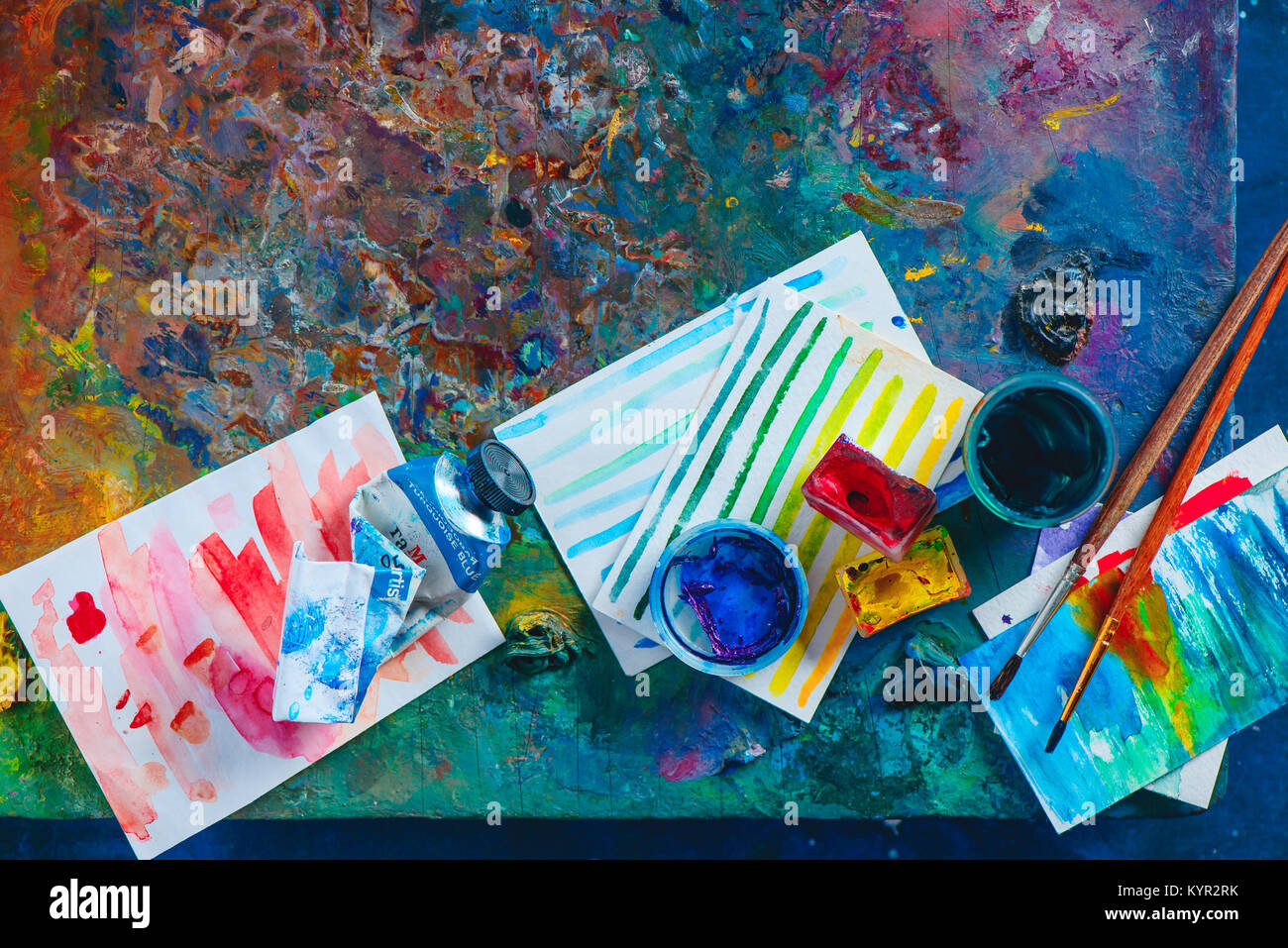 Testata con spazzole, vernici ad acquerello e schizzi. Artista strumenti su un vivace sfondo con copia spazio. Occupazione creativa del concetto. Foto Stock