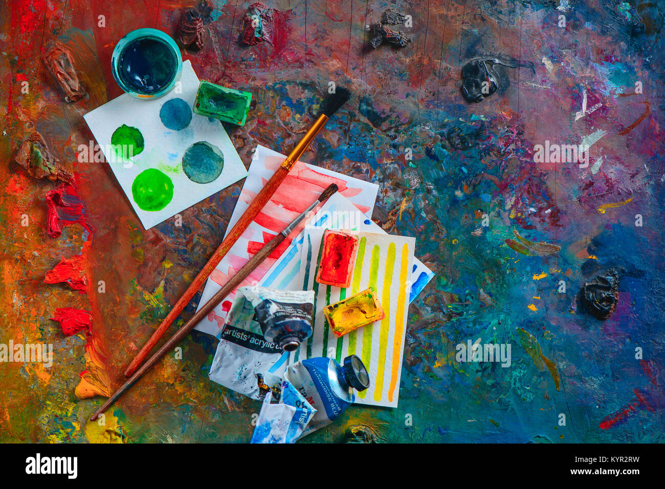 Testata con spazzole, vernici ad acquerello e schizzi. Artista strumenti su un vivace sfondo con copia spazio. Occupazione creativa del concetto. Foto Stock