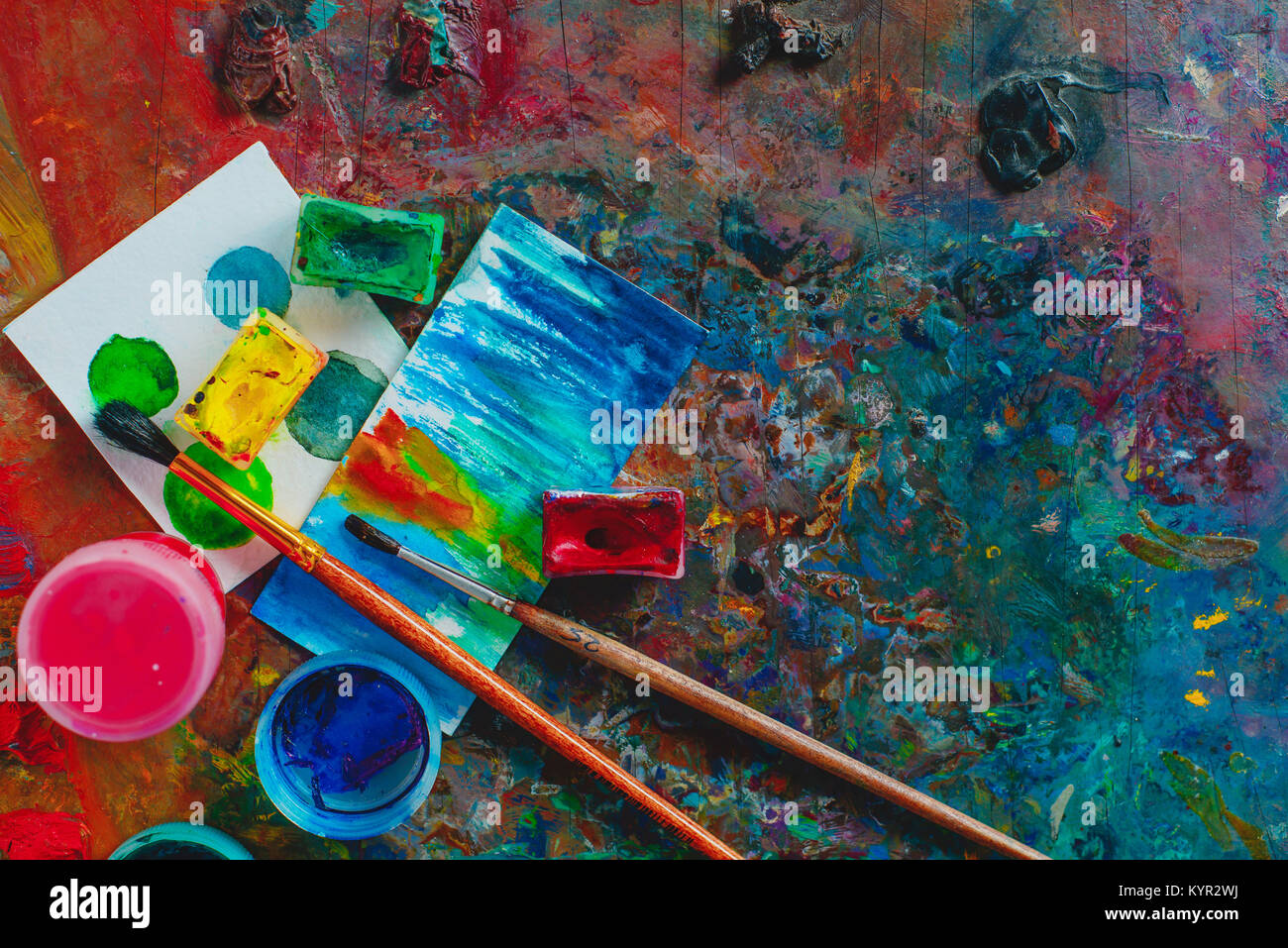 Testata con spazzole, vernici ad acquerello e schizzi. Artista strumenti su un vivace sfondo con copia spazio. Occupazione creativa del concetto. Foto Stock