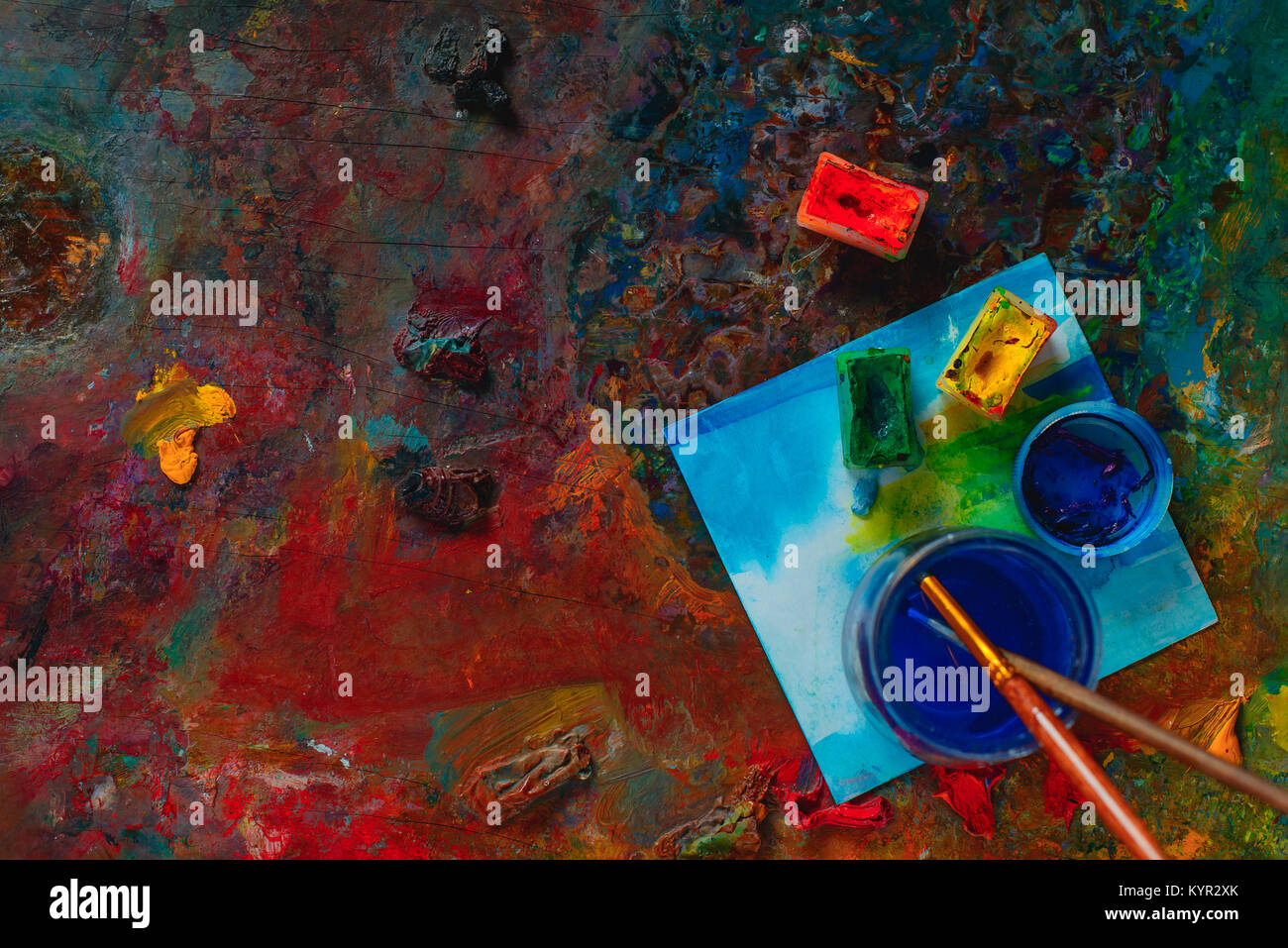 Testata con spazzole, vernici ad acquerello e schizzi. Artista strumenti su un vivace sfondo con copia spazio. Occupazione creativa del concetto. Foto Stock