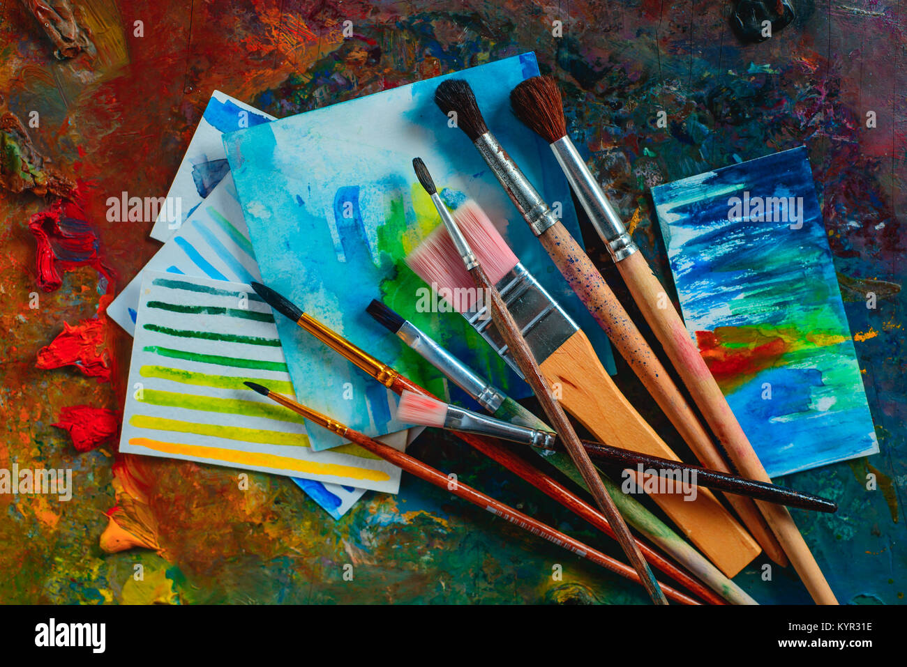 Testata con un olio palett, spazzole, pitture e schizzi. Strumenti di artista su sfondo scuro con copia spazio. Occupazione creativa del concetto. Foto Stock