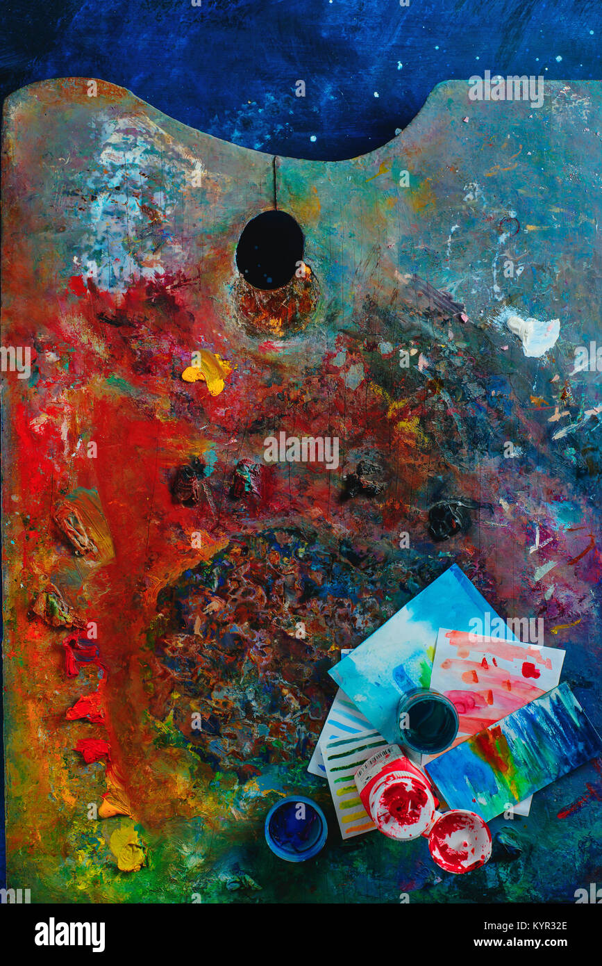 Olio colorato e acquerello tavolozza con spazzole, pitture e schizzi. Artista strumenti su uno sfondo scuro in occupazione creativa del concetto. Piatto con i laici Foto Stock