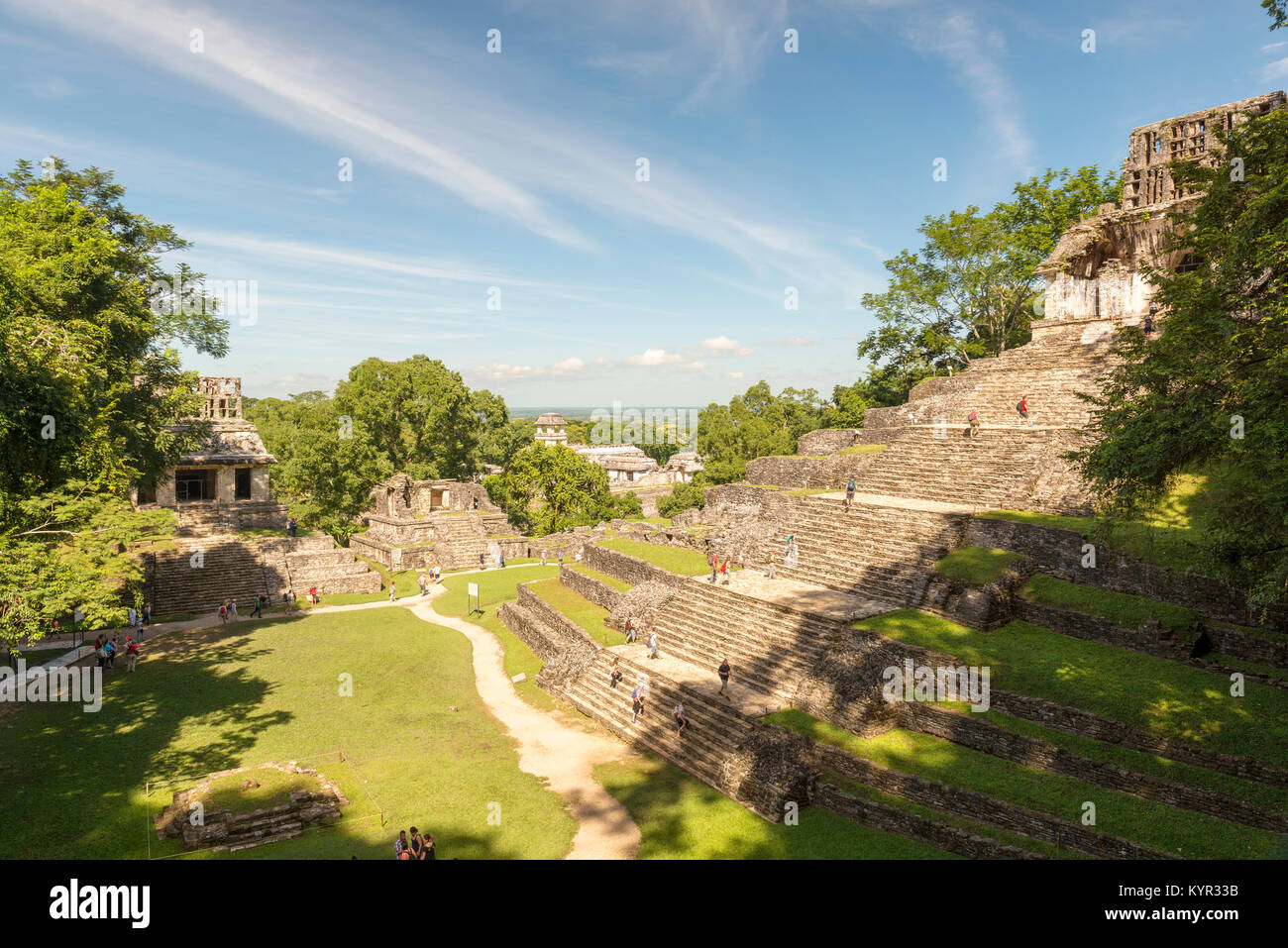 PALENQUE, Messico - 29 novembre: persone sconosciute esplorare il tempio Maya rovine circondato da una fitta giungla sulla Novembre 29, 2016 in Palenque. Palenque wa Foto Stock