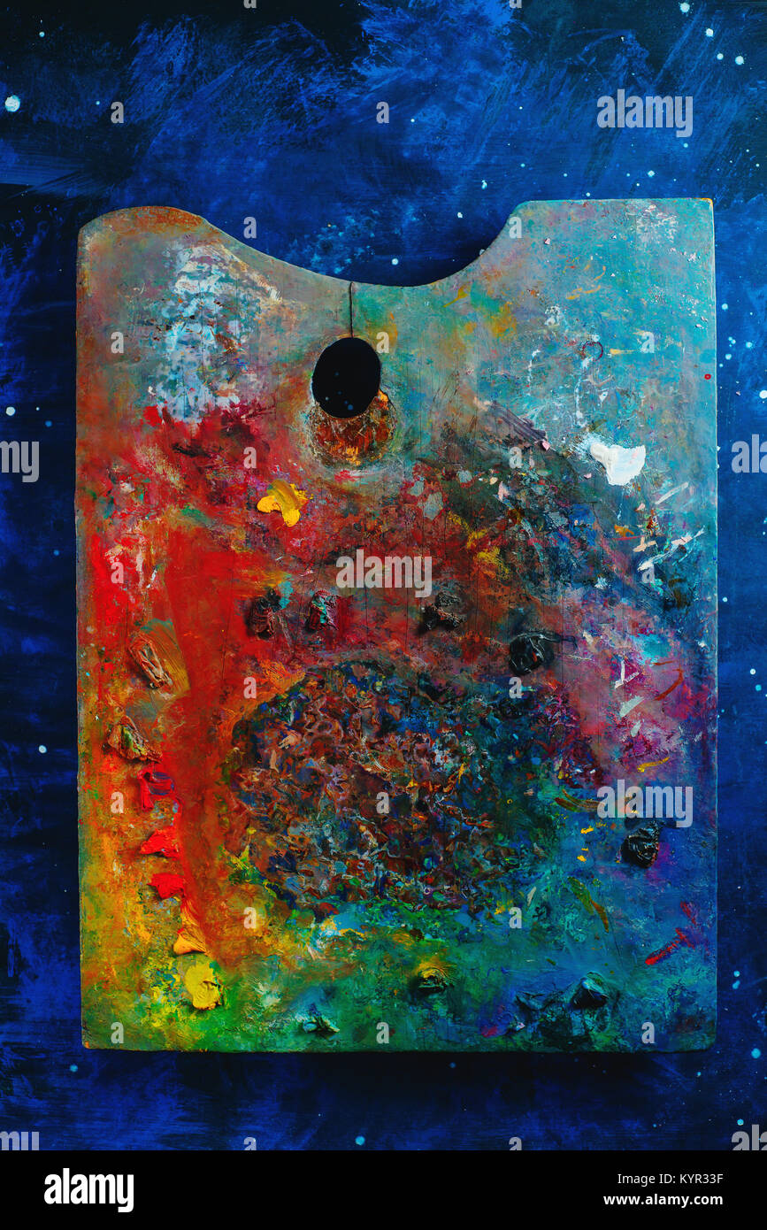 Pittura a olio tavolozza texture da sopra. Occupazione creativa del concetto. Lay piatto con copia spazio. Foto Stock