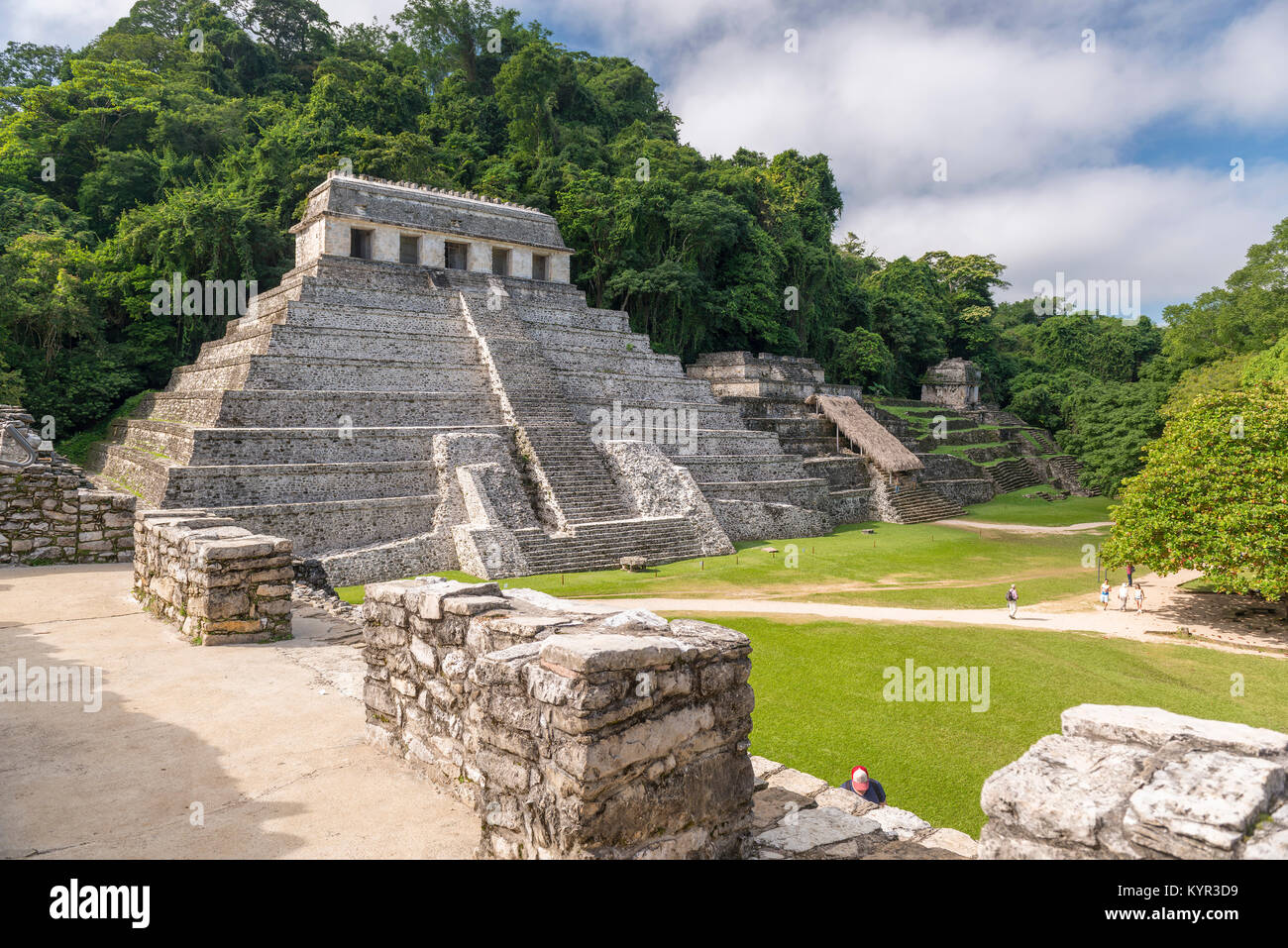 PALENQUE, Messico - 29 novembre: persone non identificate esplorare il tempio Maya rovine circondato da una fitta giungla sulla Novembre 29, 2016 in Palenque. Palenq Foto Stock