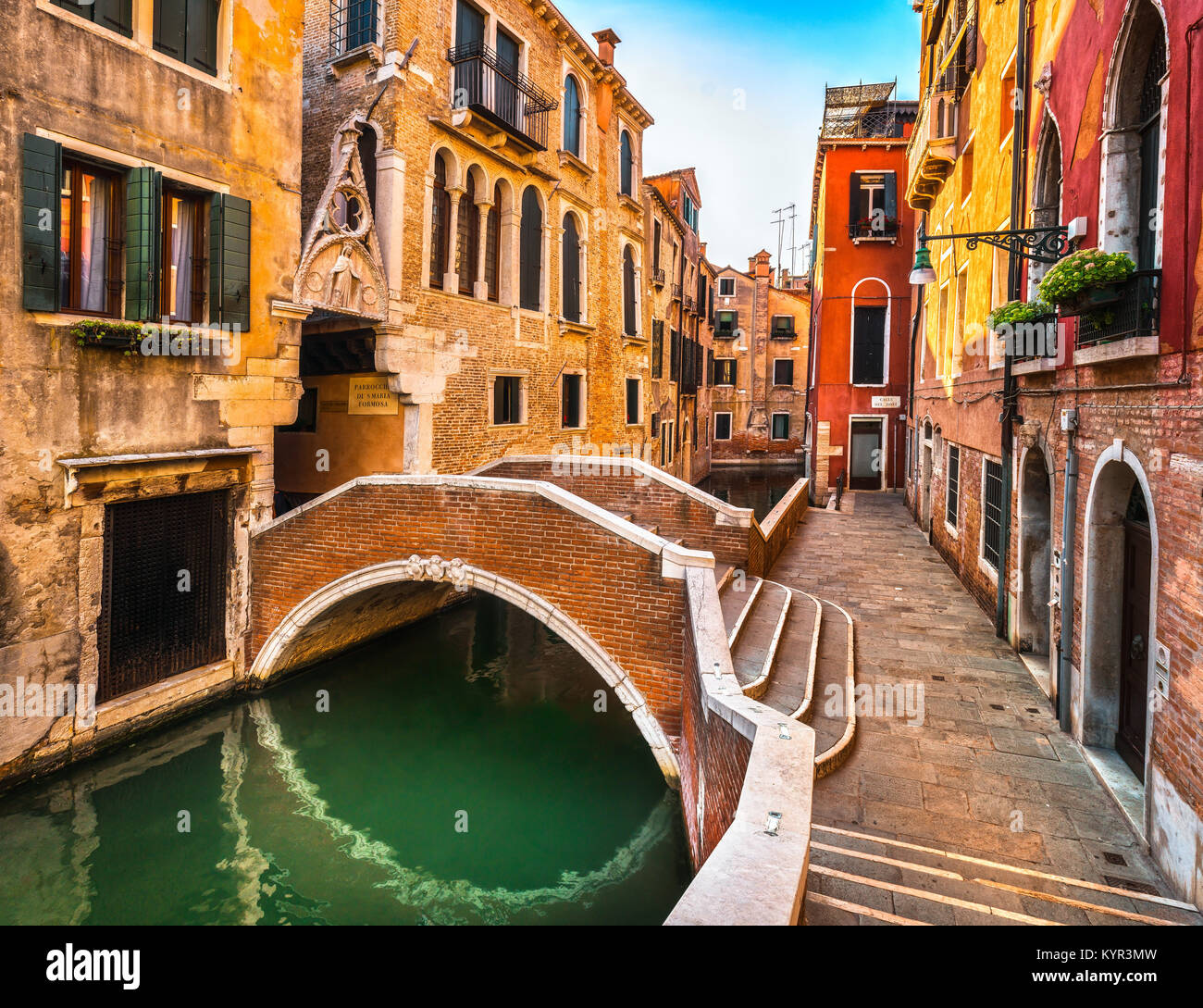 Venezia cityscape, acqua canal, bridge e edifici tradizionali. L'Italia, l'Europa. Foto Stock
