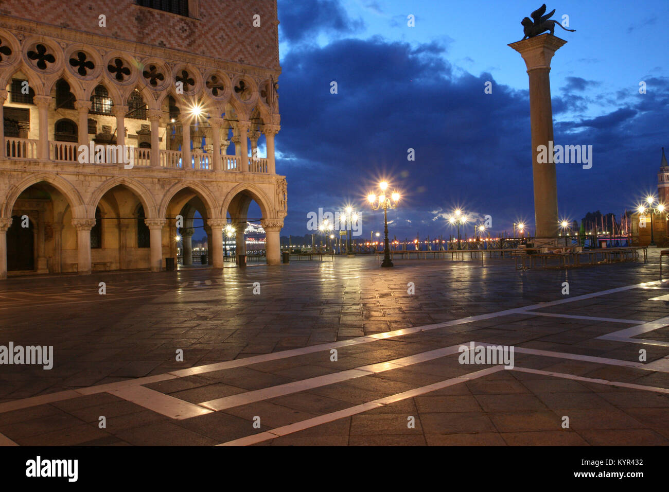 Il Palazzo del Doge e di San Marco a Venezia all'alba. Foto Stock
