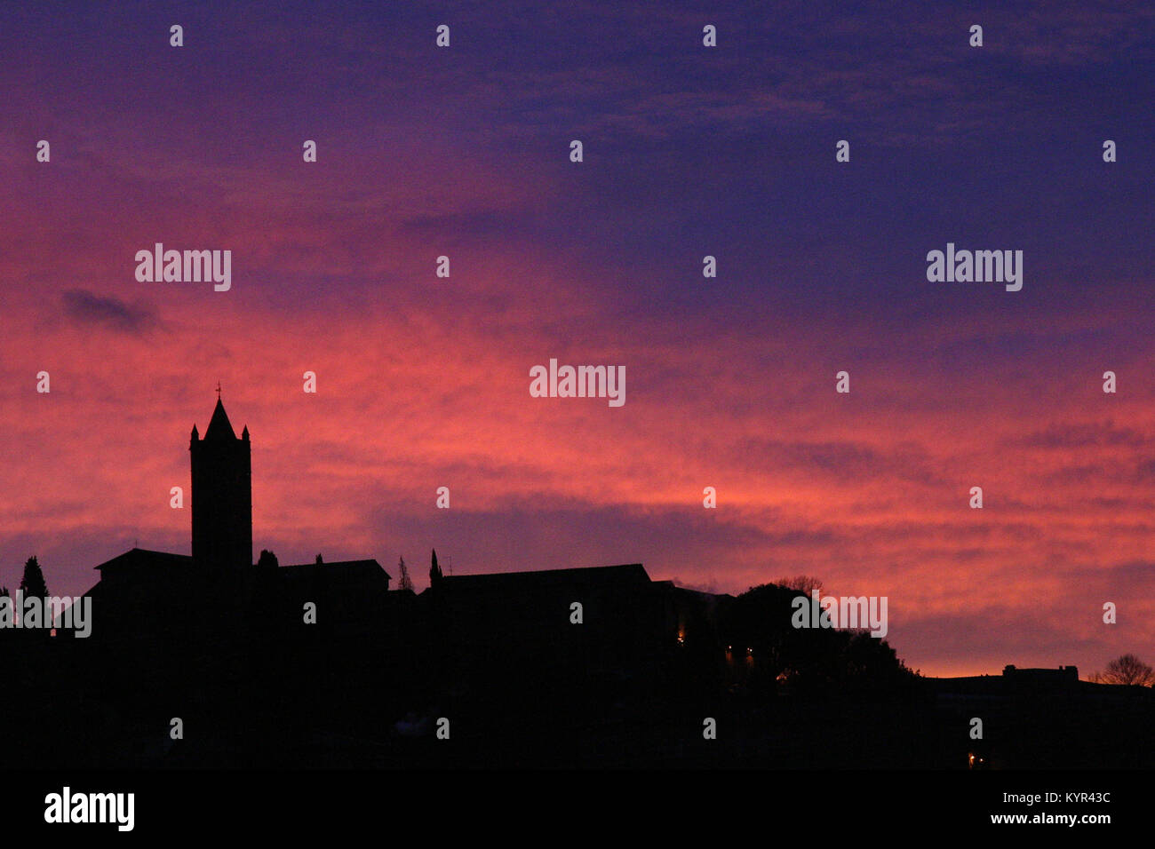 Profilo di Siena, Italia, all'alba d'inverno. Foto Stock