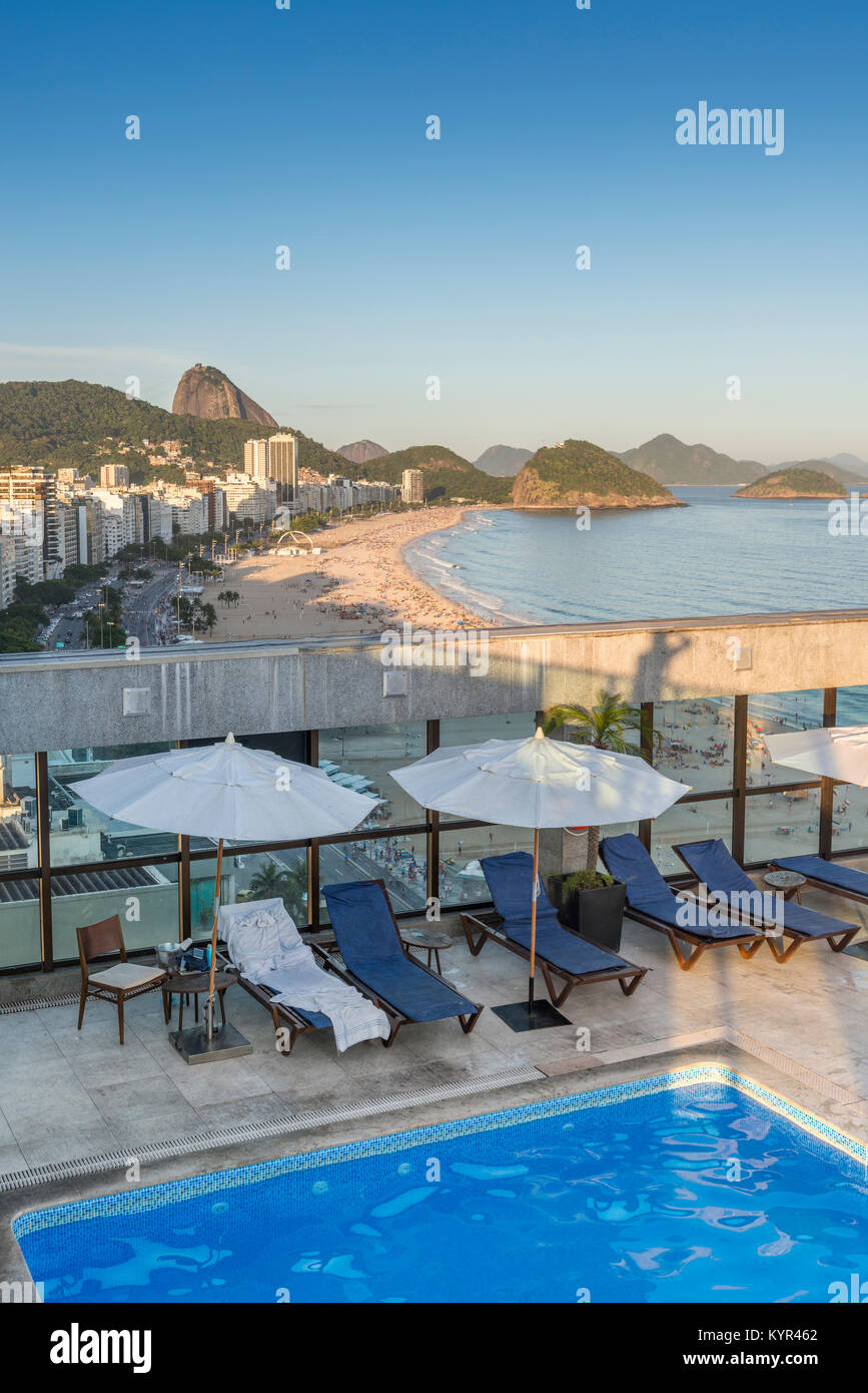 Lussuoso vista aerea della spiaggia di Copacabana da una piscina sul tetto area lounge - concetto di vita letteralmente 'high life' Foto Stock