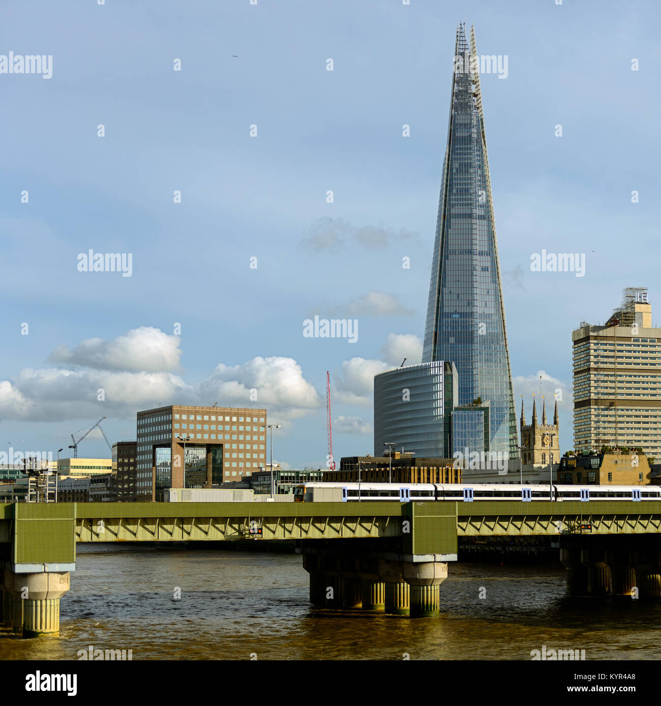 Shard London e treno sul Ponte ferroviario di Cannon Street al tramonto, visto dalla North Bank del Tamigi a Londra, Regno Unito dal 2013 Foto Stock