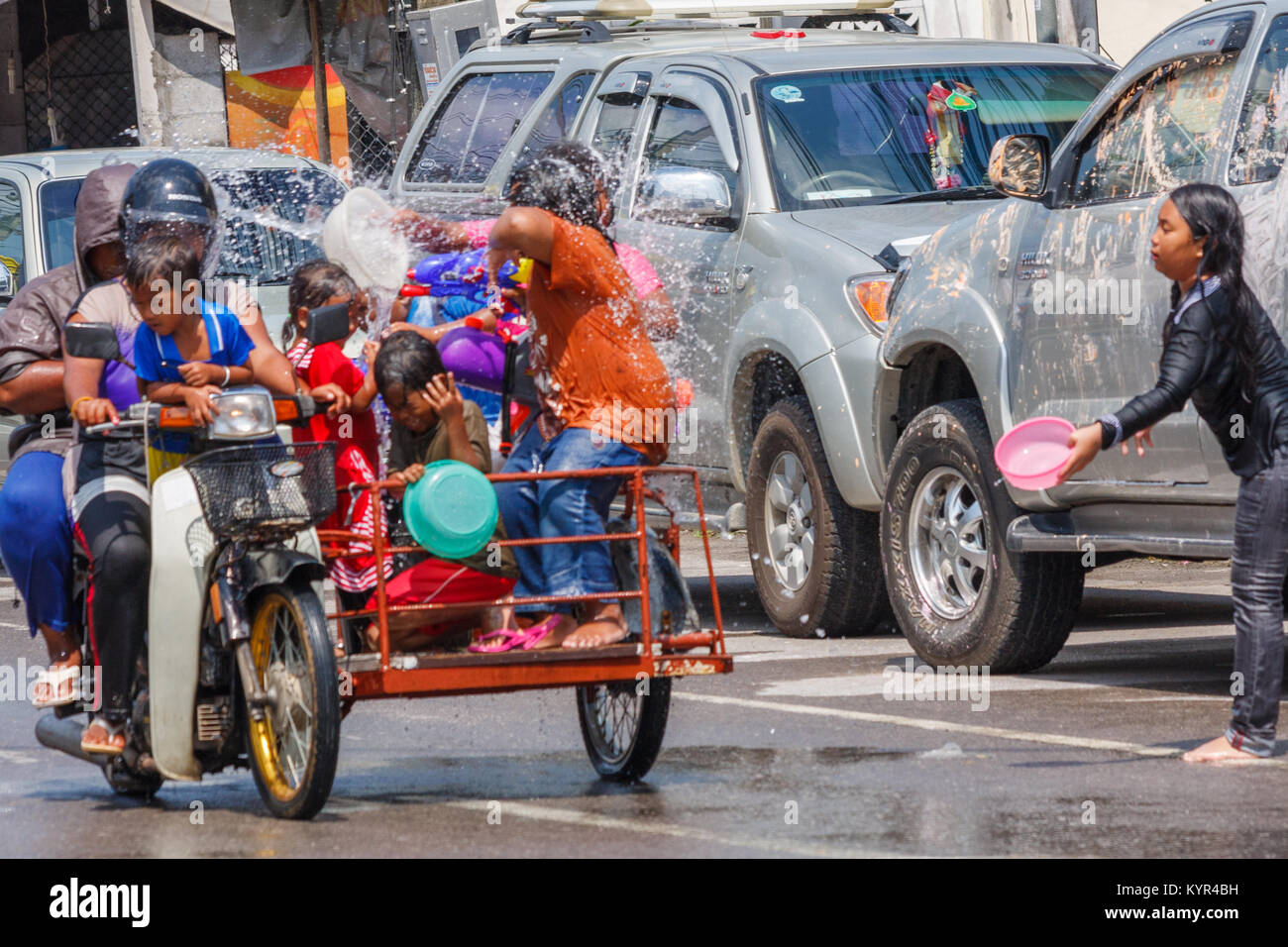 Thais celebrando Songkran Anno Nuovo festival dell'acqua, Phuket, Tailandia Foto Stock