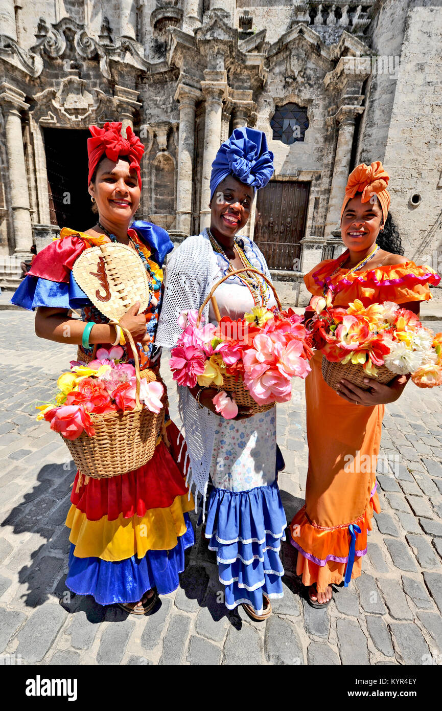 L'Avana, Cuba, 6 maggio 2009. Tre Donne cubane che pongono in abiti tradizionali della vecchia Avana, Cuba, il 6 maggio 2009. Foto Stock