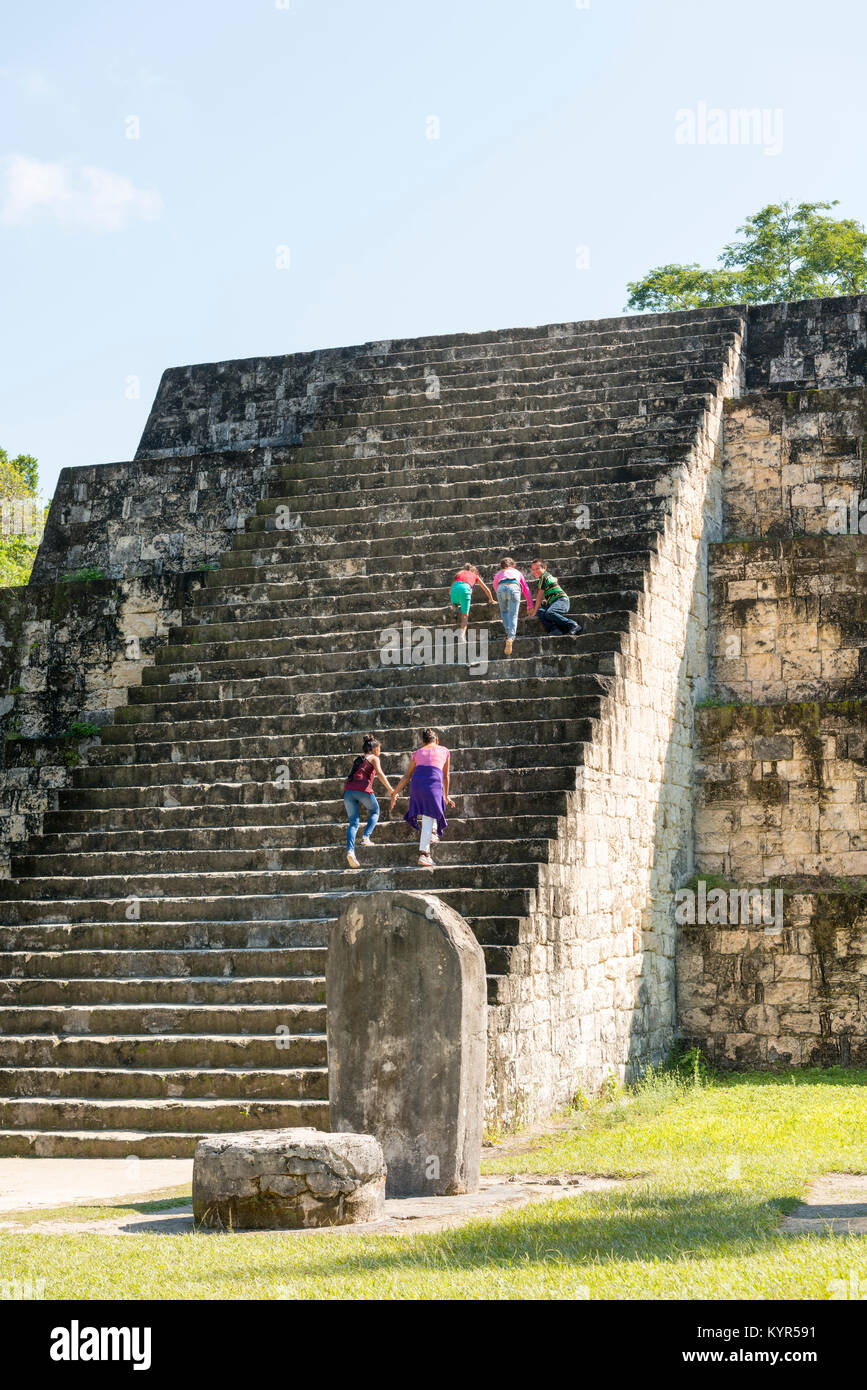 TIKAL, GUATEMALA - novembre 26: persone non identificate hanno scalato la piramide Maya rovine di un sito archeologico nel Parco Nazionale di Tikal su Novembre 26, 2017 HO Foto Stock