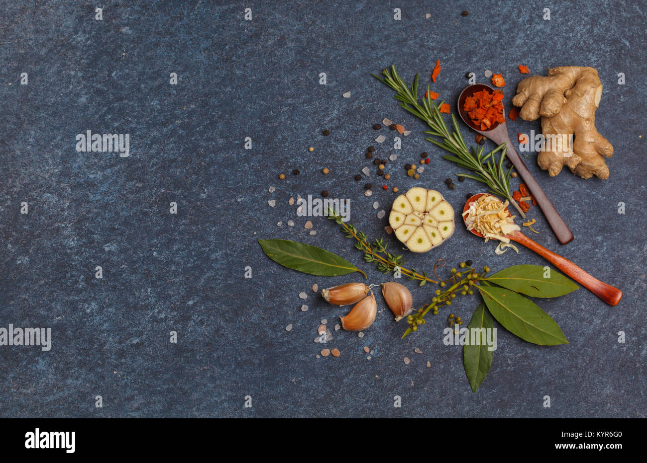 Selezione di spezie e verdure, erbe e verdure. Ingredienti per la cottura. Sfondo scuro, vista dall'alto, copia dello spazio. Foto Stock