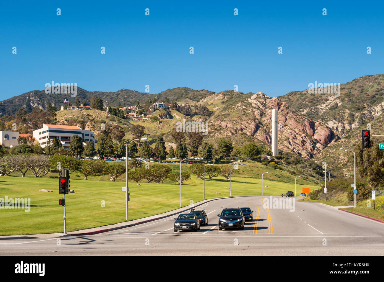 Supporto auto al semaforo su Malibu Canyon Road presso la Pepperdine University campus in Malibu, California, Stati Uniti d'America. Foto Stock