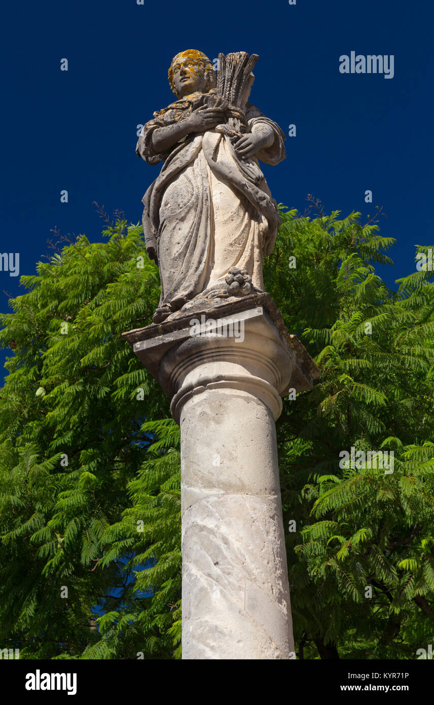 Statua sulla colonna sul lungomare La Alameda vieja di fronte l'Alcazar di Jerez de la Frontera, Spagna Foto Stock