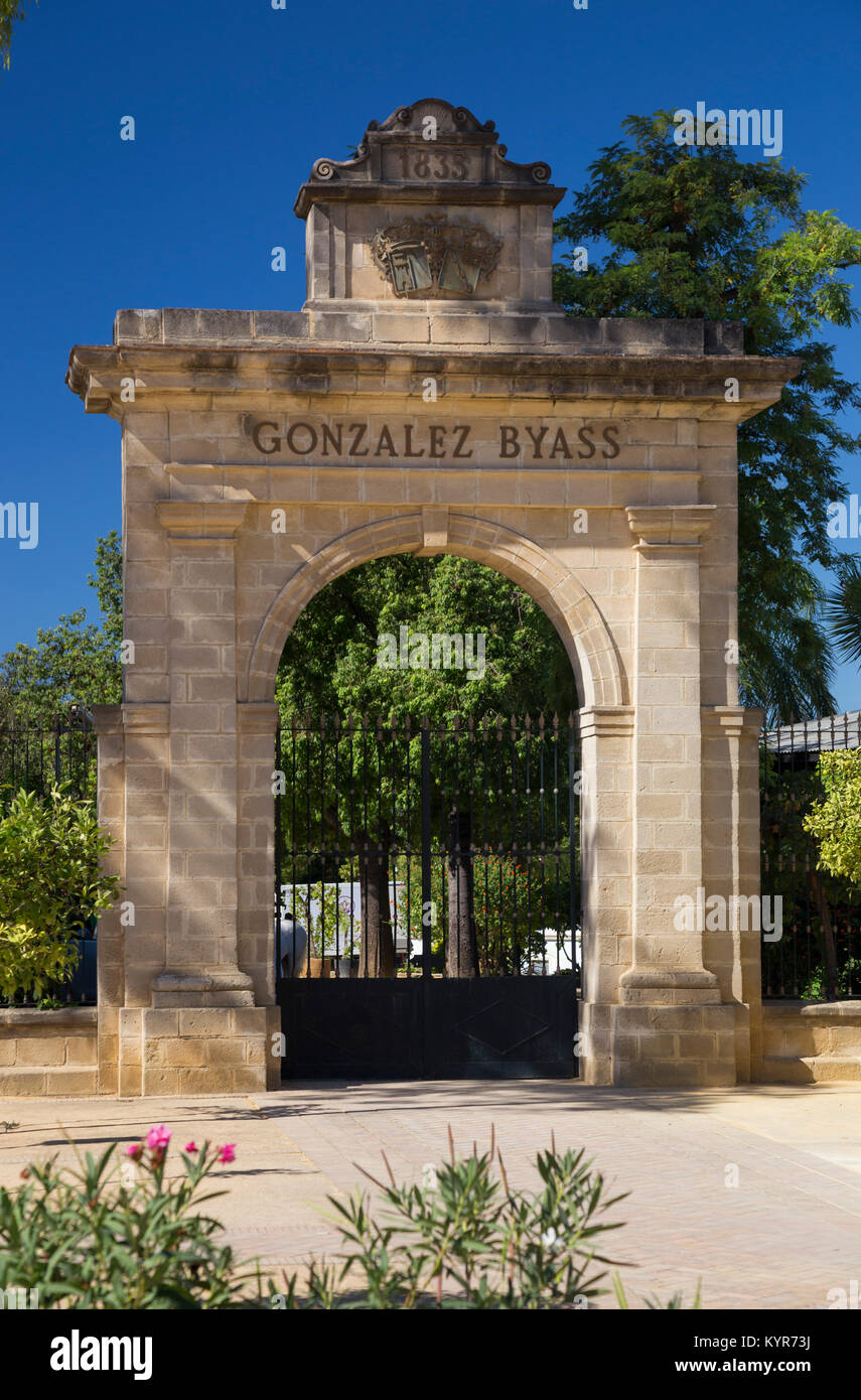 Il Gruppo Gonzalez Byass gateway arcuata di Tio Pepe Bodega, Jerez de la Frontera, Spagna Foto Stock