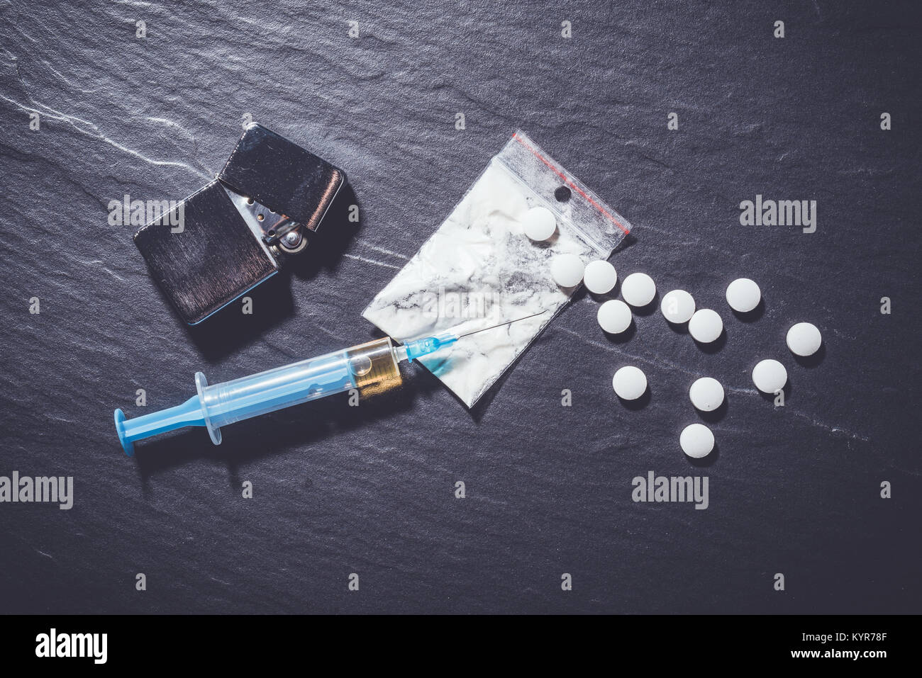 Tettuccio di colpo di droghe pesanti su grigio tavolo di pietra Foto Stock