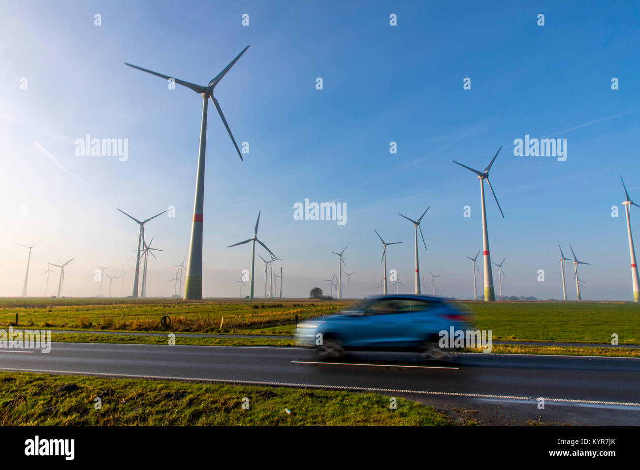 Impianto di energia eolica, wind farm in Frisia orientale, Bassa Sassonia, Germania settentrionale, Foto Stock