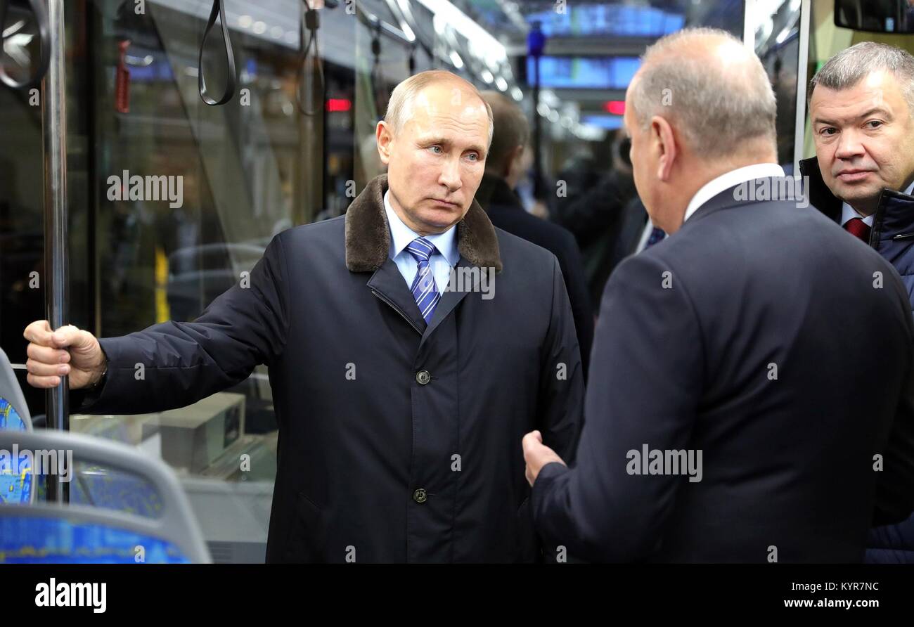 Il presidente russo Vladimir Putin ascolta il direttore generale Andrei Soloviev, centro, durante una visita a Tver Carrello factory Works 10 gennaio 2018 a Tver, Russia. Foto Stock