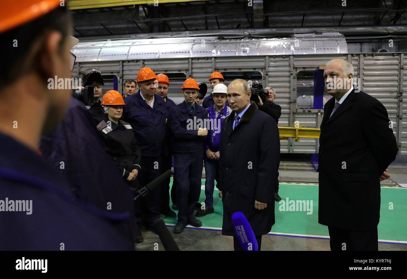 Il presidente russo Vladimir Putin e il direttore generale Andrei Soloviev, destra, parlare con i lavoratori durante una visita a Tver Carrello factory Works 10 gennaio 2018 a Tver, Russia. Foto Stock