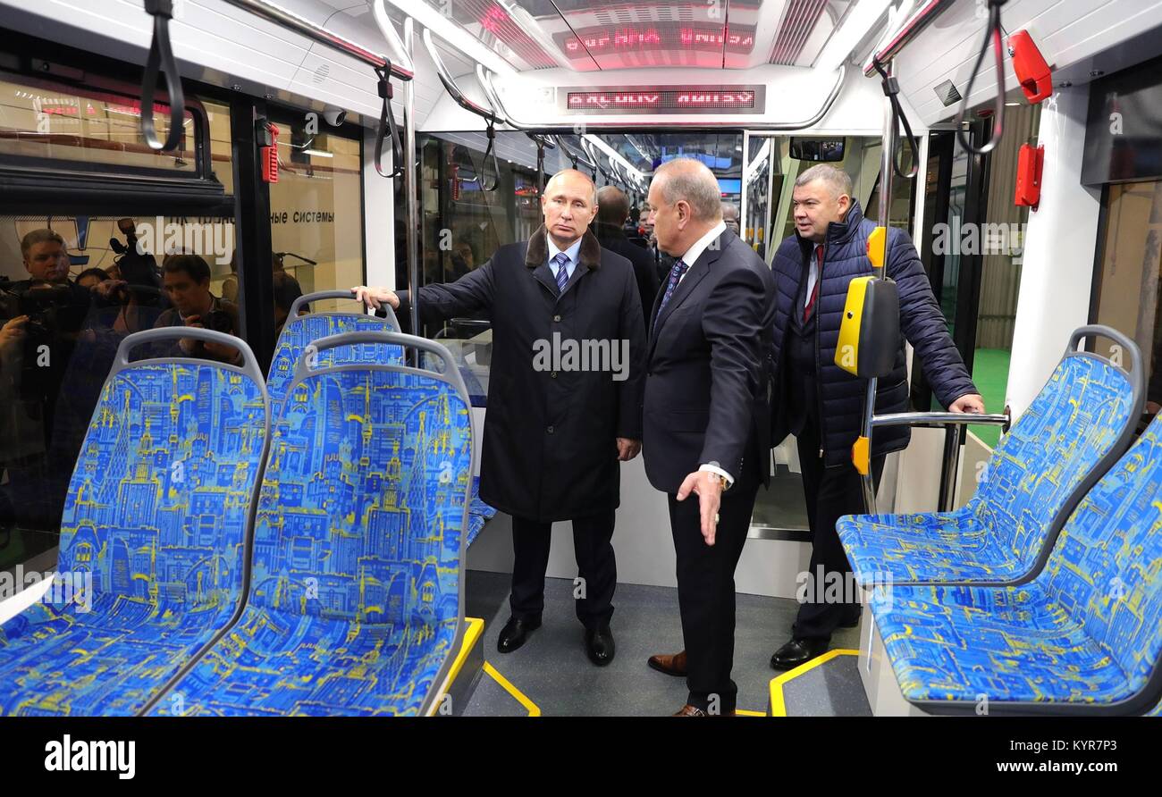 Il presidente russo Vladimir Putin è mostrato un finito di carrozza ferroviaria dal Direttore Generale Andrei Soloviev, centro, durante una visita a Tver Carrello factory Works 10 gennaio 2018 a Tver, Russia. Foto Stock