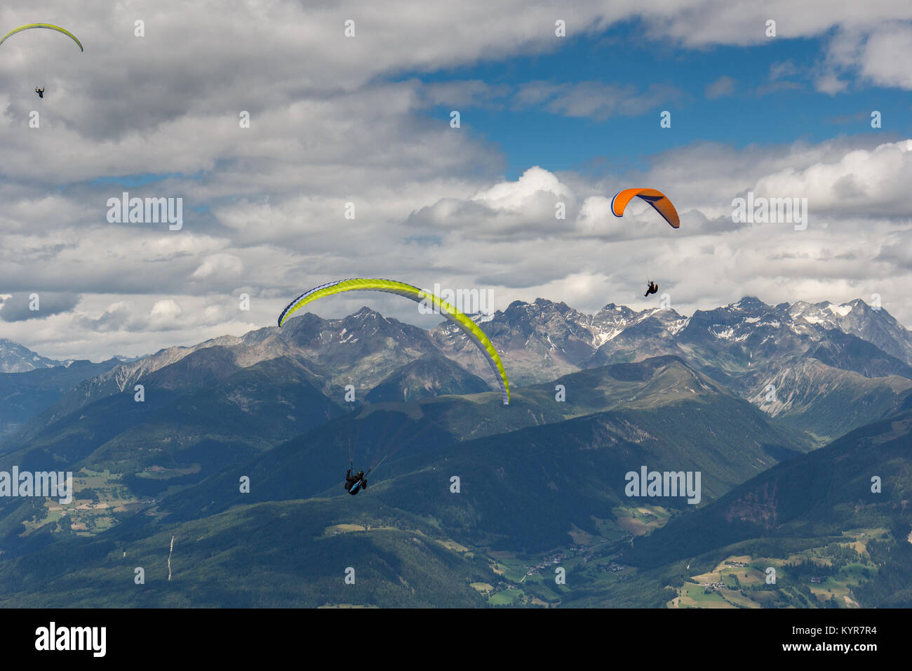 Parapendio volare sopra le Alpi dal picco di Plan de Corones Foto Stock