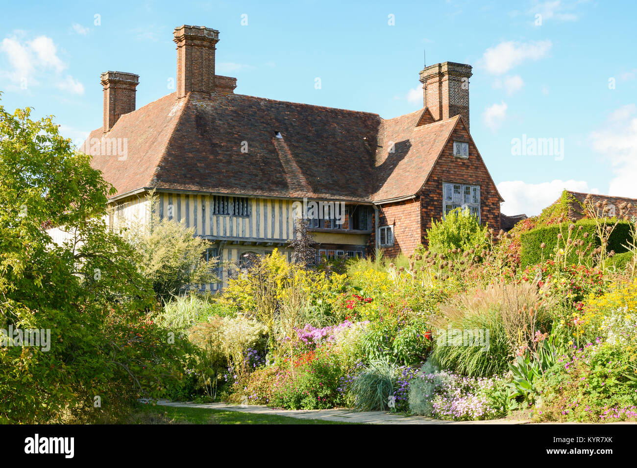Great Dixter House e giardini - lungo confine nella tarda estate, alla fine di agosto, Northiam, segale, East Sussex, England, Regno Unito Foto Stock