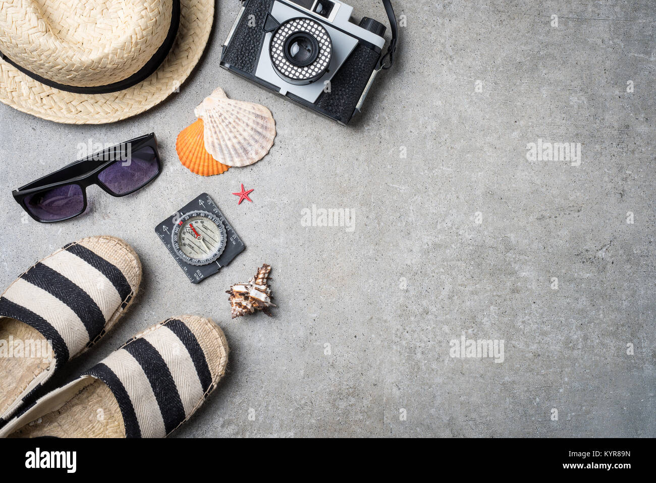 Accessori da viaggio su pietra grigia sullo sfondo Foto Stock
