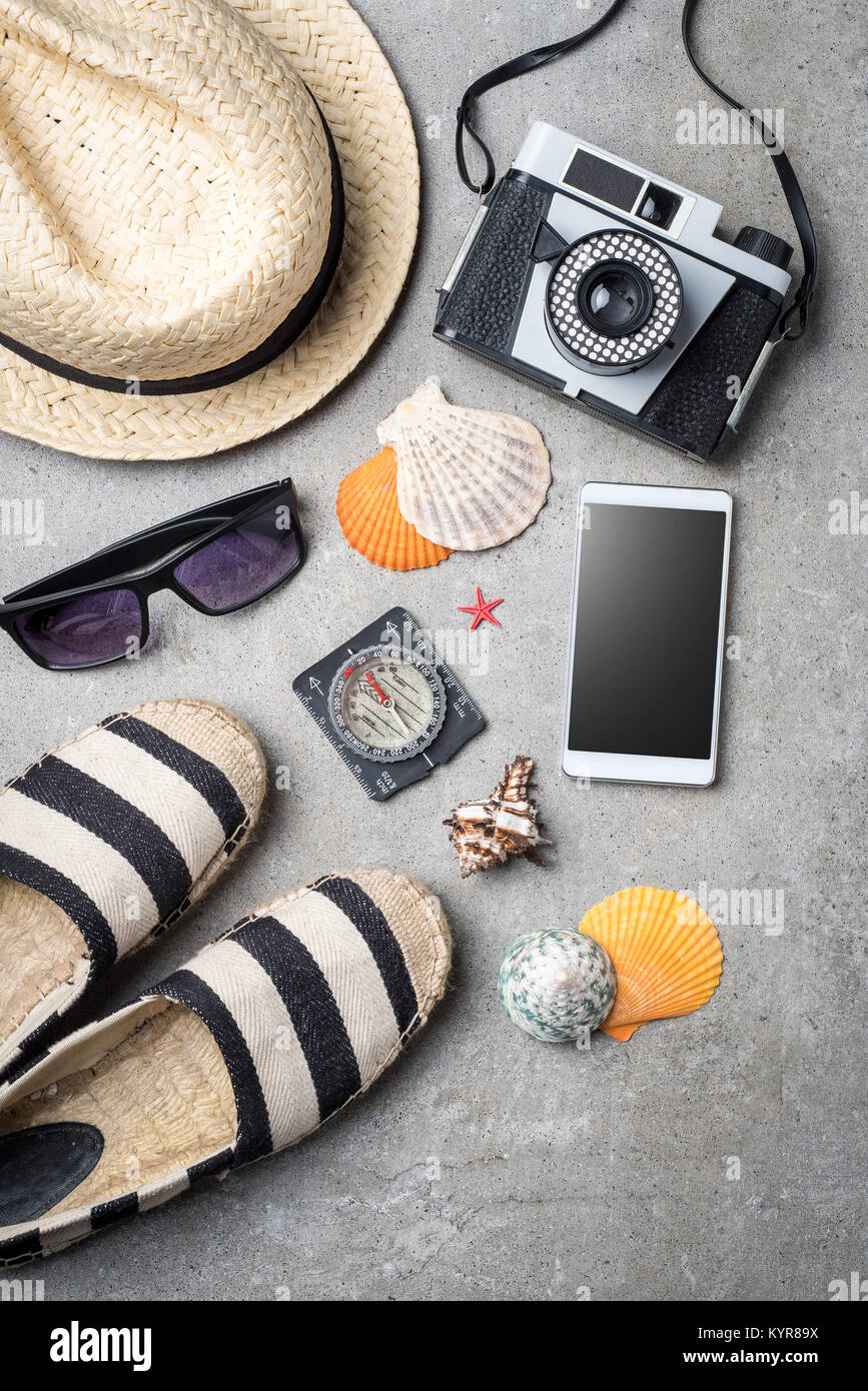 Accessori da viaggio su pietra grigia sullo sfondo Foto Stock