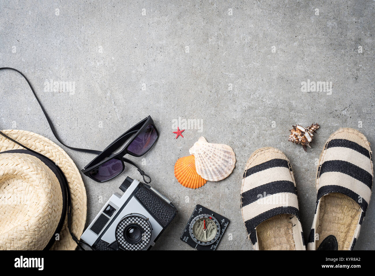 Accessori da viaggio su pietra grigia sullo sfondo Foto Stock