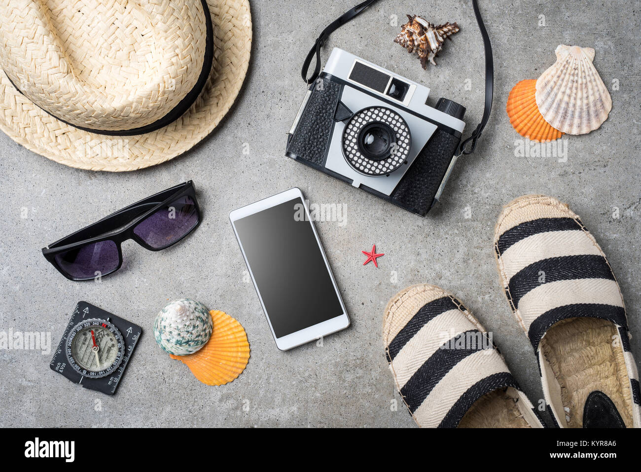 Accessori da viaggio su pietra grigia sullo sfondo Foto Stock