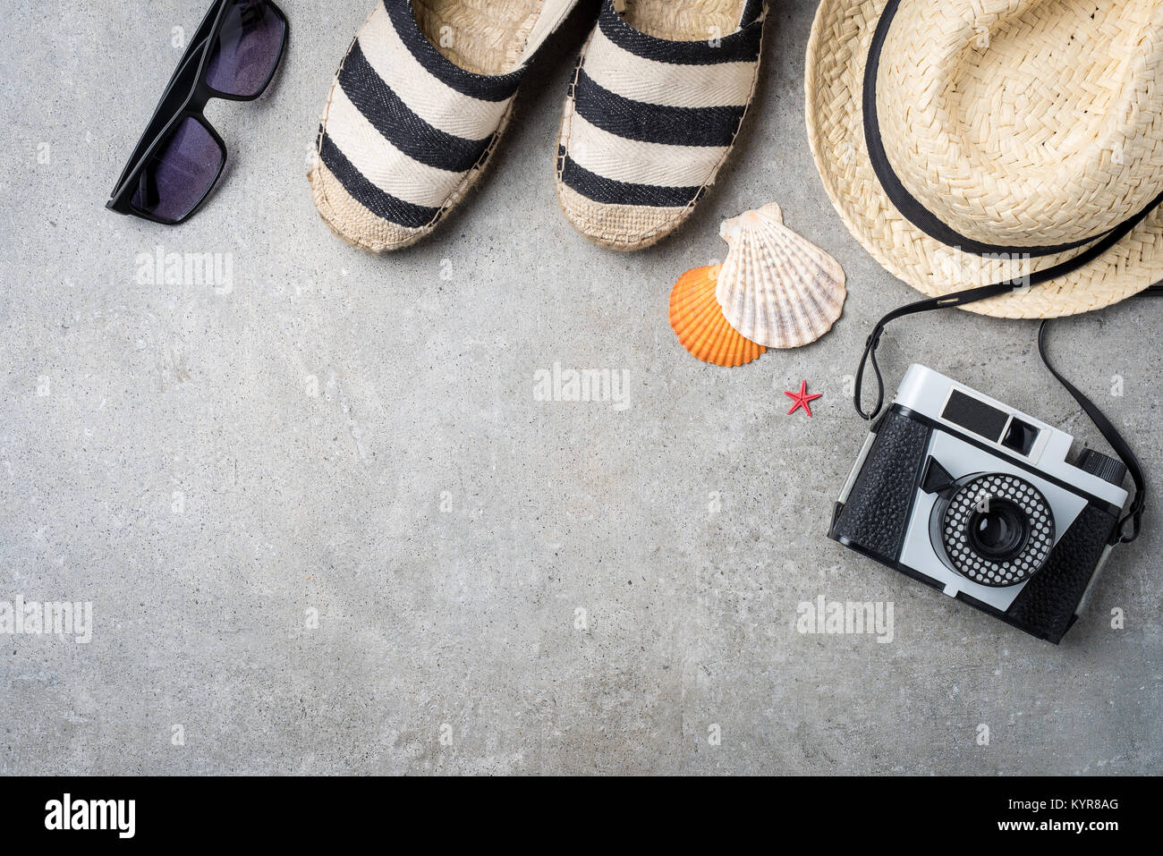 Accessori da viaggio su pietra grigia sullo sfondo Foto Stock