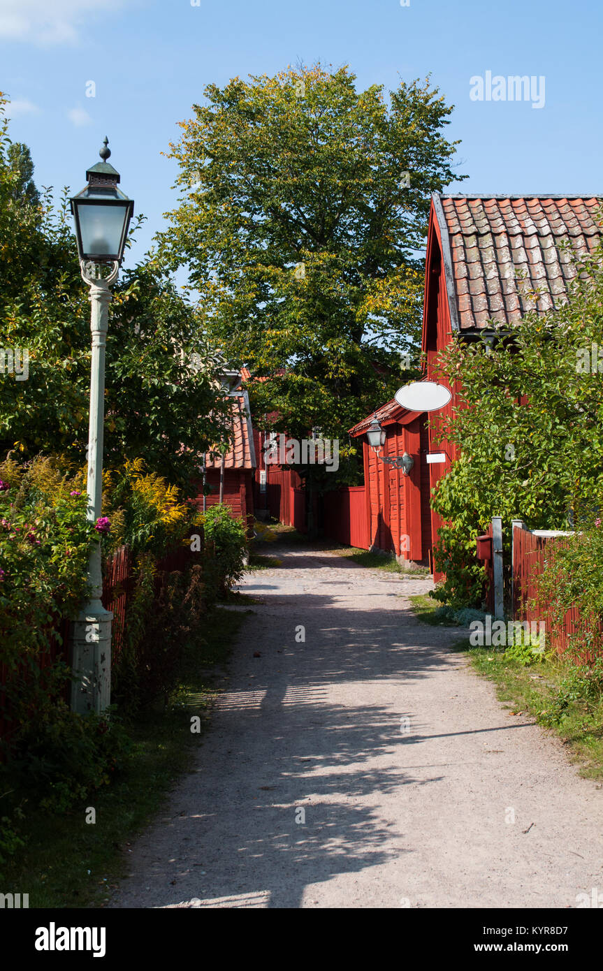 Piccolo e idillico strada che conduce al negozio svedese nella città vecchia Linkoping Foto Stock