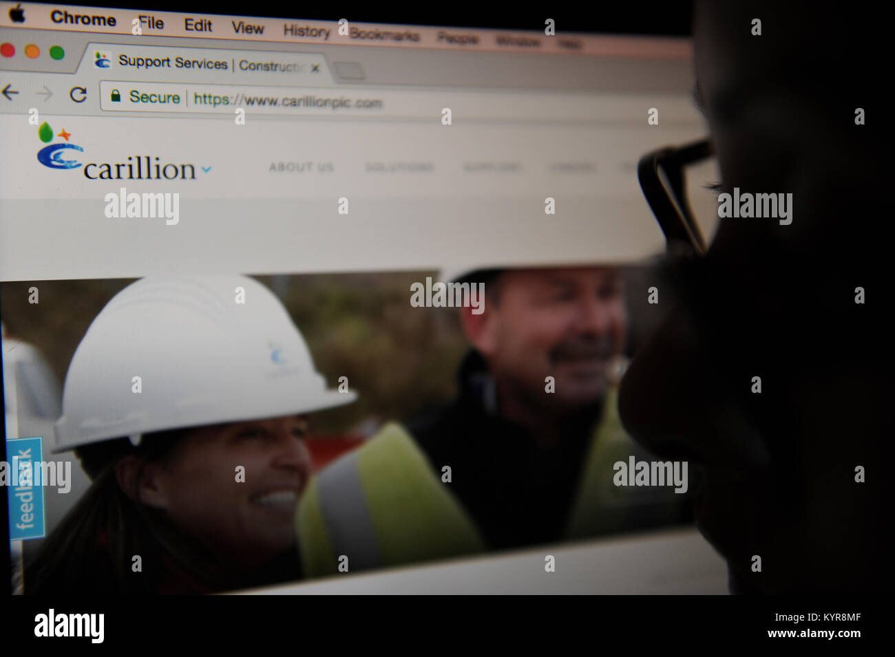 Una donna guarda il carillion website Foto Stock