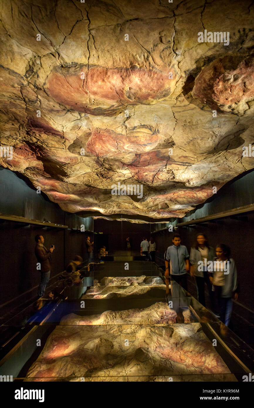 Madrid, Spagna - 24 febbraio 2017: i visitatori a contemplare la replica di Altamira grotta presso il Museo Nazionale Archeologico, Madrid, Spagna Foto Stock