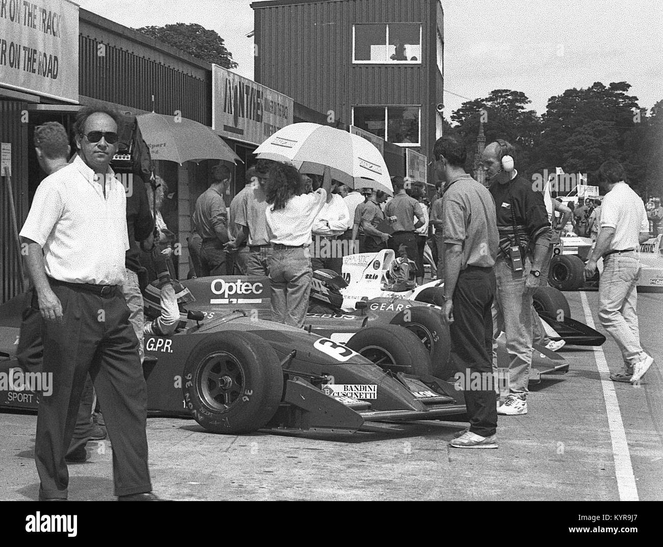 La F2 campo schierate in pit lane prima di Brirish Campionato di Formula 2, Oulton Park, 19 Luglio 1992 Foto Stock