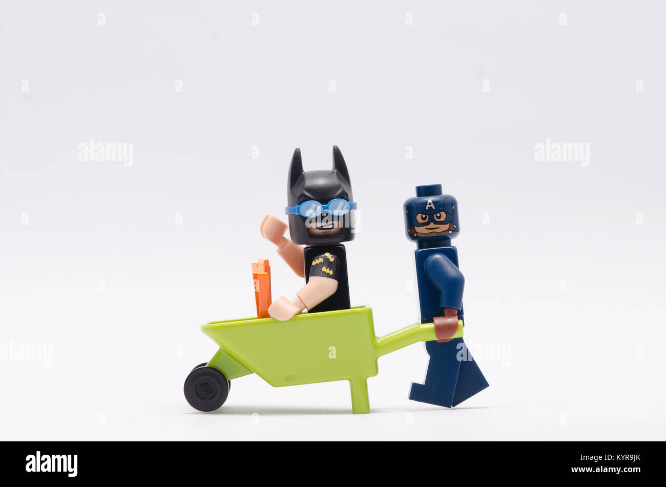 Lego Batman carriola spinta con vacanza batman seduta su di esso Foto stock  - Alamy