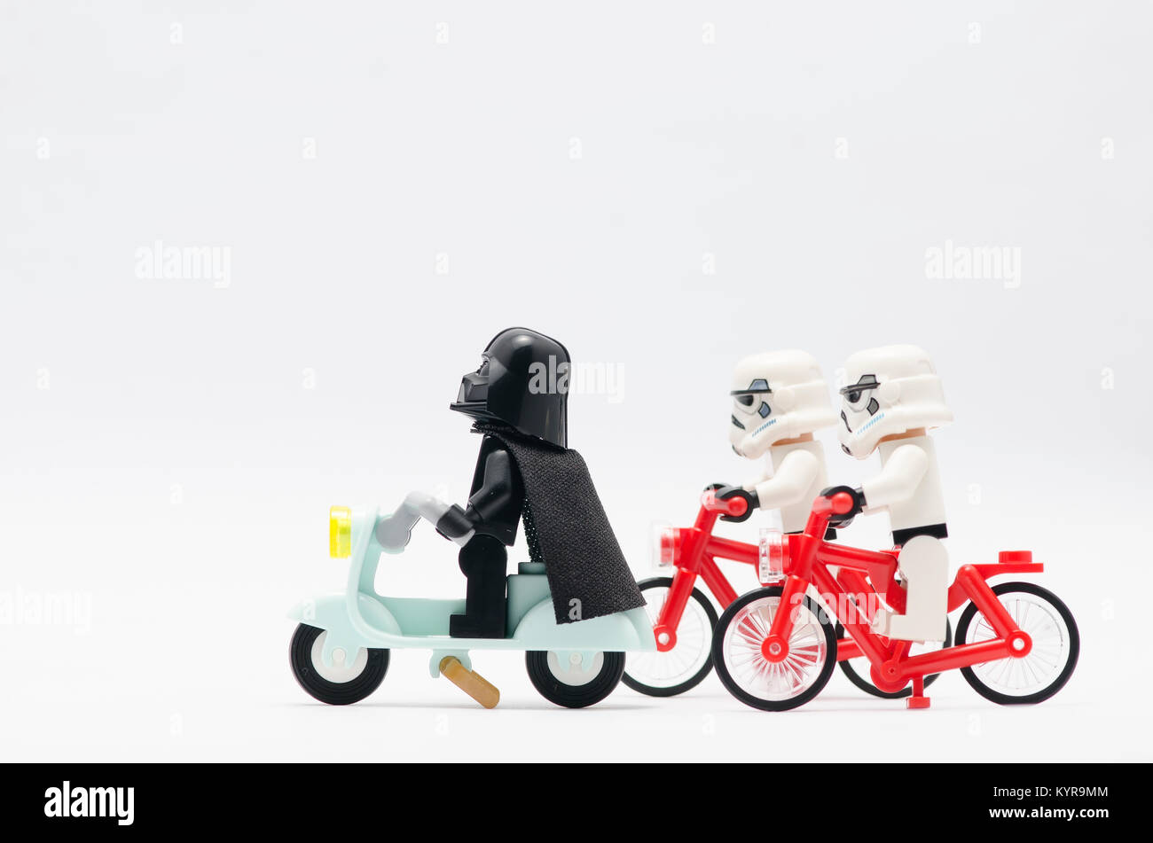 Lego Darth Vader con Storm Trooper di pattuglia con lo scooter e biciclette. dal personaggio Star Wars. Foto Stock