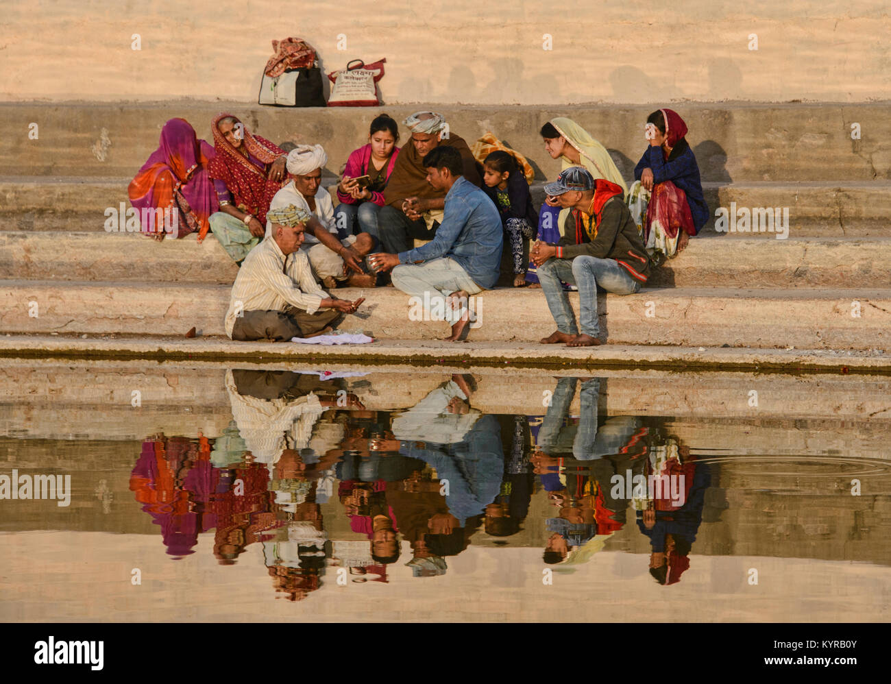La vita lungo la balneazione ghats, Pushkar, Rajasthan, India Foto Stock