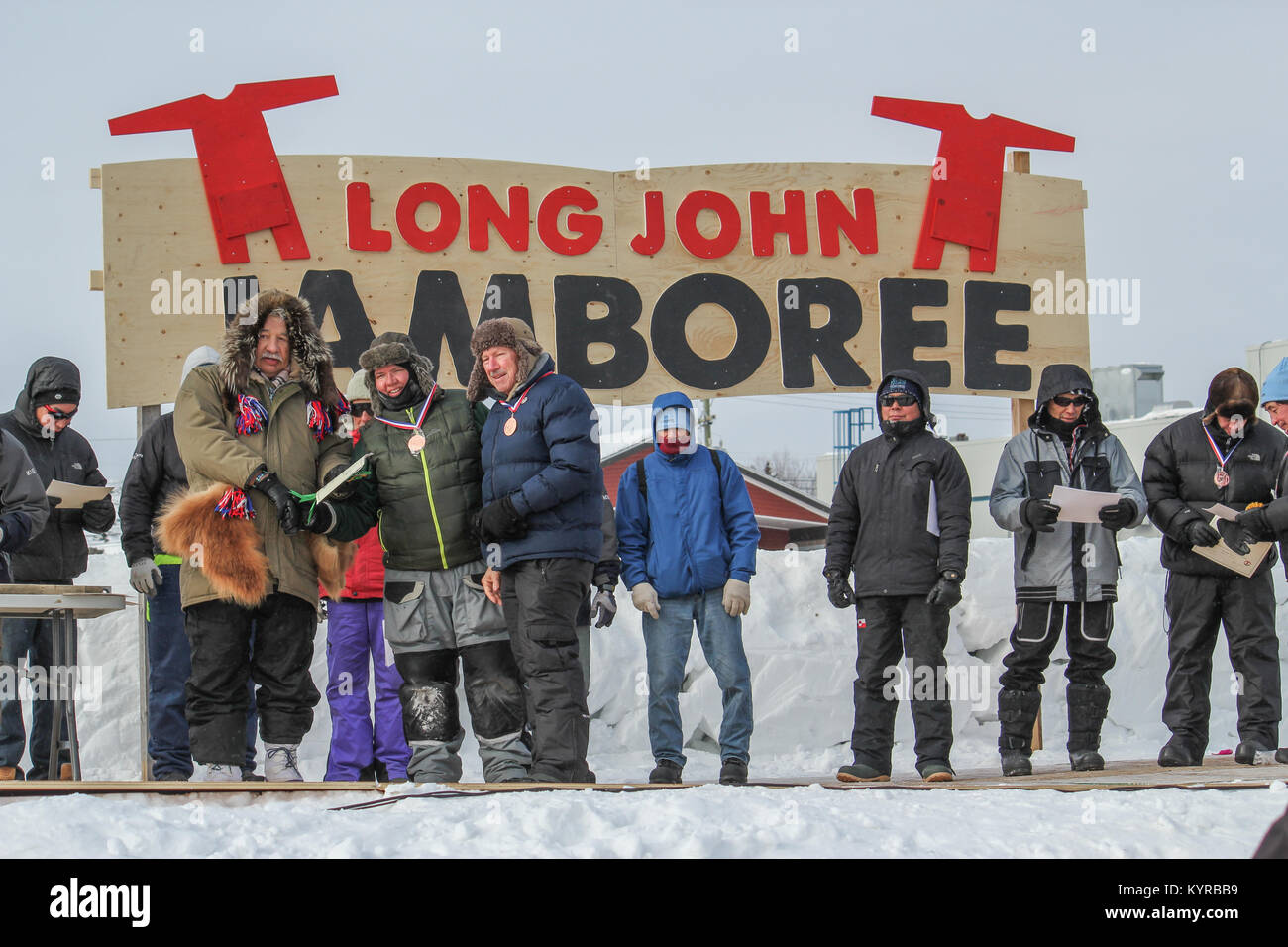 Cerimonia di premiazione presso la De Beers ha ispirato il ghiaccio - NWT Carving Championship al Long John Jamboree winter festival a Yellowknife, Territori del Nord Ovest Foto Stock