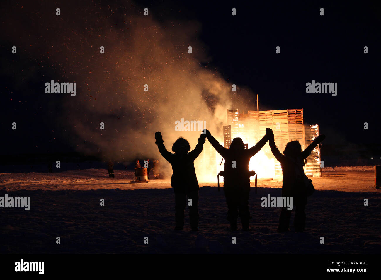 Per coloro che godono di bruciare sulla baia presso l annuale Long John Jamboree festival invernale (Marzo) sul grande lago Slave, Yellowknife, Northwest Territories. Foto Stock