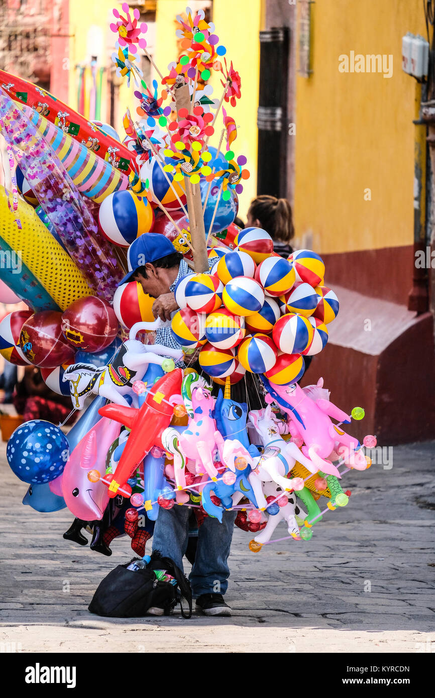 Un maschio di palloncino messicano venditore con molti palloncini colorati a plaza in San Miguel De Allende,Messico Foto Stock