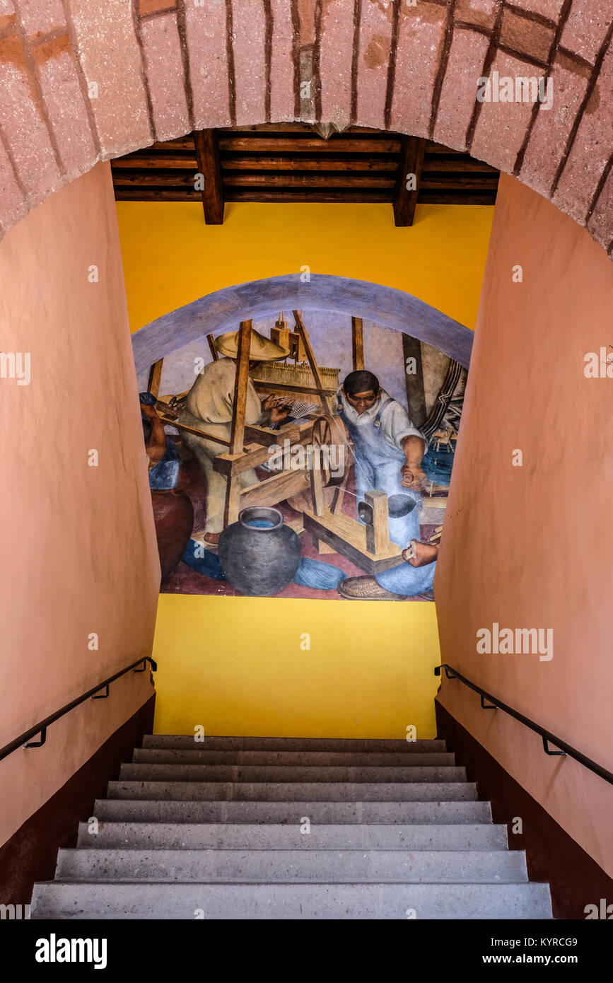 Un murale dipinto nella parte superiore delle scale presso Instituto Allende scuola d arte in San Miguel De Allende,Messico Foto Stock