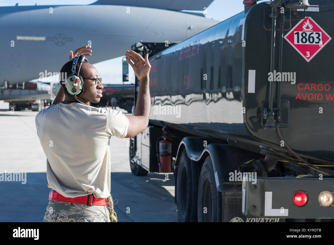 Papa Army Airfield, N.C. - Un aviatore dal 437th Airlift Wing a base comune, Charleston S.C., guide una 43d aria squadrone di base camion di carburante come si esegue il backup su un C-17 Globemaster III articolazione durante la formazione di airdrop su rampa verde qui a gennaio 10, 2018. Il 437th AW vola regolarmente corsi di formazione e del mondo reale, missioni al di fuori del campo di papa. Il 43D ABS è parte del 43d aria operazioni di mobilità, un gruppo di mobilità in aria unità di comando qui che supporta un ponte aereo della formazione e del mondo reale per operazioni di esercito e forza dell'aria convenzionale e le operazioni speciali unità a Fort Bragg, muove milioni di libbre di cargo e th Foto Stock