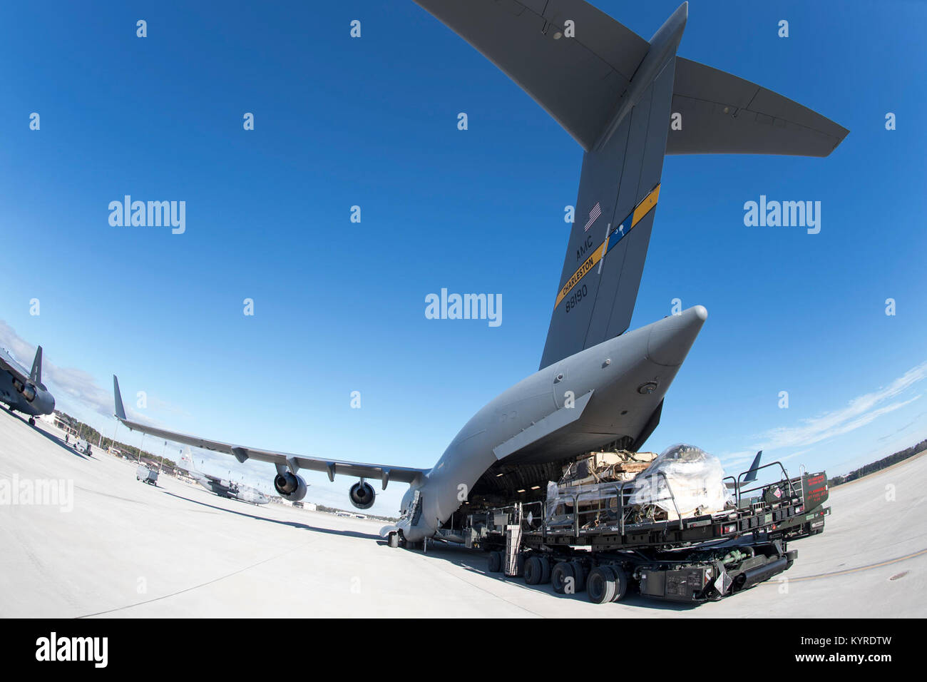 Papa Army Airfield, N.C. - Gli avieri e soldati preparare per il carico merci su una 437th Airlift Wing C-17 Globemaster III articolazione durante la formazione di airdrop su rampa verde qui a gennaio 10, 2018. Avieri in 43d Aria Mobilità Squadron e 43d aria squadrone di base qui supportato sia la visita personale di volo e di unità dell'esercito durante il corso di formazione. Il 43d Aria Mobilità Operations Group, che è una parte dell'aria di comando di mobilità, poteri airlift della formazione e del mondo reale per operazioni di esercito e forza dell'aria convenzionale e le operazioni speciali unità a Fort Bragg, muove milioni di libbre di cargo e migliaia di passeggeri ogni ye Foto Stock