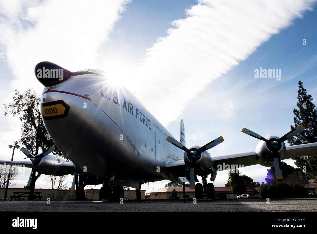 Un Douglas C-124 Globemaster è visualizzato 10 Gennaio, presso il centro del patrimonio a Travis Air Force Base in California In grado di trasportare 200 passeggeri o 68,500 libbre di carico, quando utilizzato, la C-124 Globemaster potrebbe spostare attrezzature pesanti, le truppe e i pazienti di lettiera. (U.S. Air Force Foto Stock