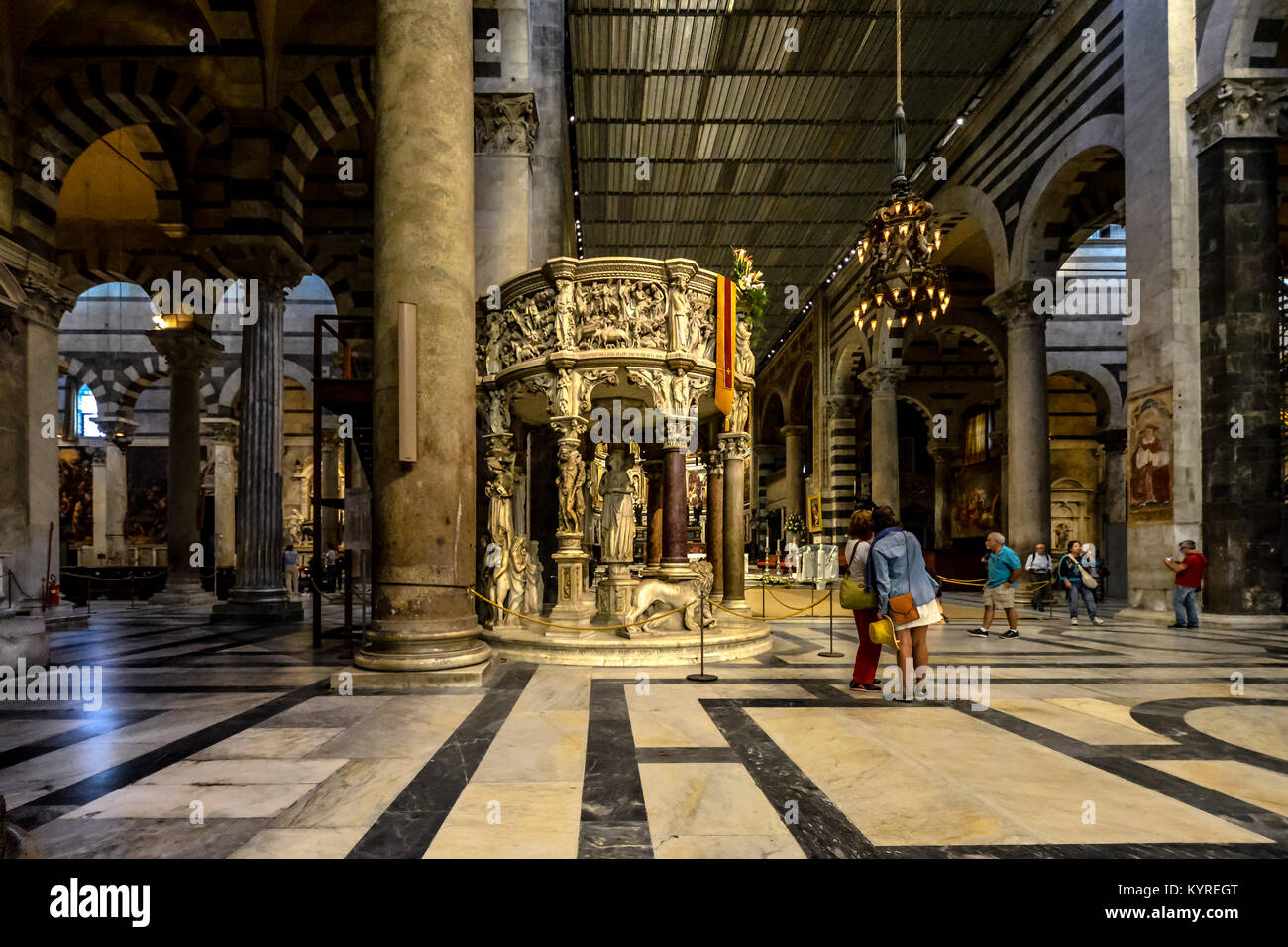 Giovanni Pisano il pulpito di marmo evidenzia l'interno di Santa Maria Assunta, Pisa del grandioso Duomo in Piazza dei Miracoli, Italia Foto Stock