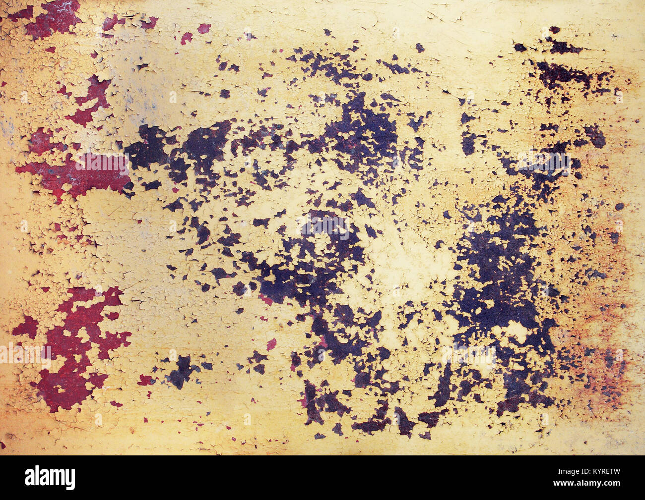 Ruggine su dipinte di un giallo superficie metallica. Attraverso il peeling e vernice incrinata mostrano attraverso gli strati di precedenti strati di vernice, e la superficie di ferro. Foto Stock